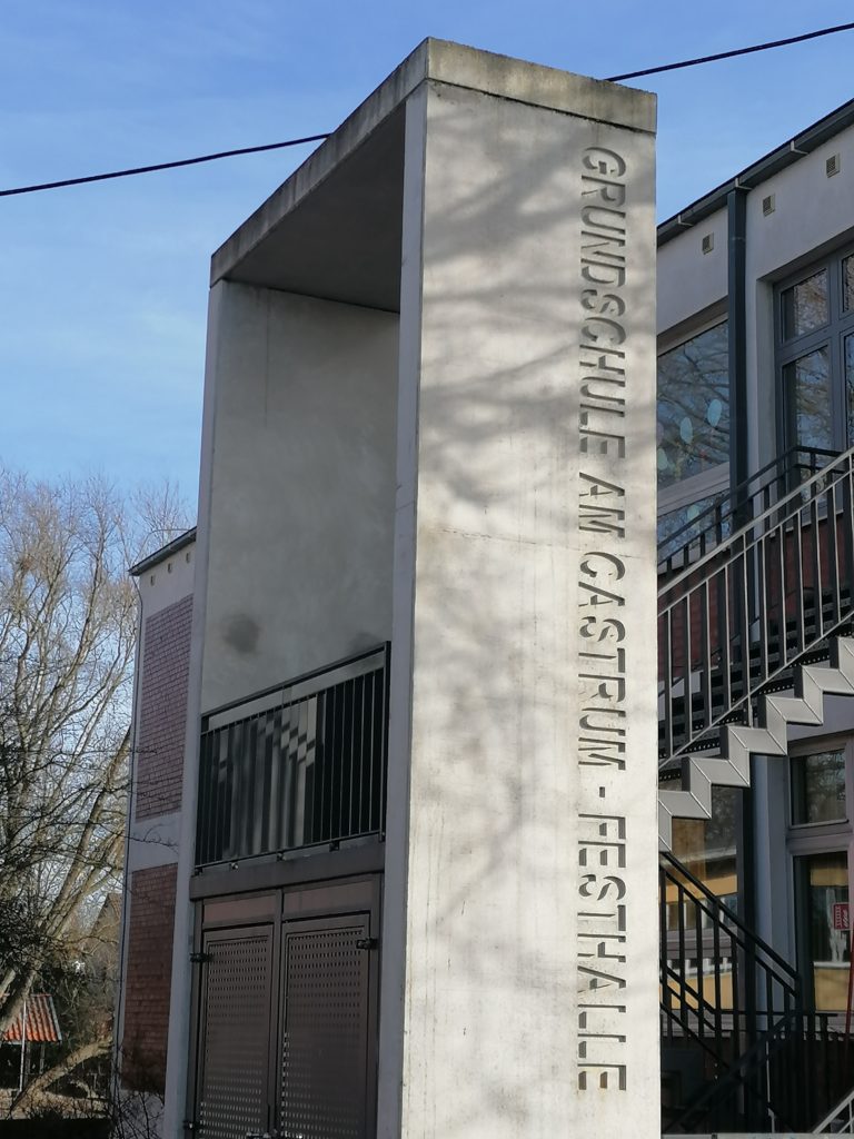 Treppenabgang der Grundschule Am Castrum aus hellem Beton