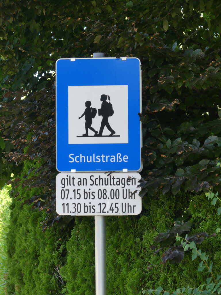 Bild eines österreichischen Verkehrsschildes einer Schulstraße